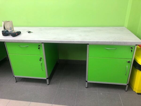 Biurko laboratoryjne z szafkami 1600